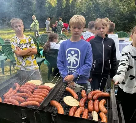 Uczniowie klas 3b i 2b ze Szkoły Podstawowej nr 43 w Zabrzu powitali październik śniadaniem w ogrodzie parafii św. Anny