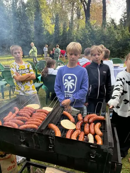 Uczniowie klas 3b i 2b ze Szkoły Podstawowej nr 43 w Zabrzu powitali październik śniadaniem w ogrodzie parafii św. Anny