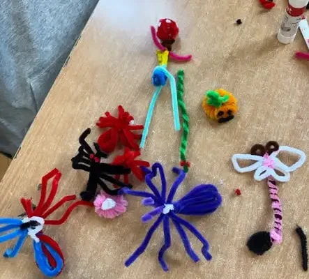 Uczniowie SP21 w Zabrzu tworzyli makramowe zwierzątka na warsztatach „Sploty dobrostanu”