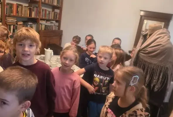 Uczniowie klas drugich zgłębiali śląskie tradycje w Rokitnicy