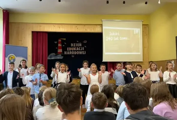Dzień Edukacji Narodowej w SP21 Zabrze: uczniowie klasy III „a” zabrali szkołę w podróż w przyszłość