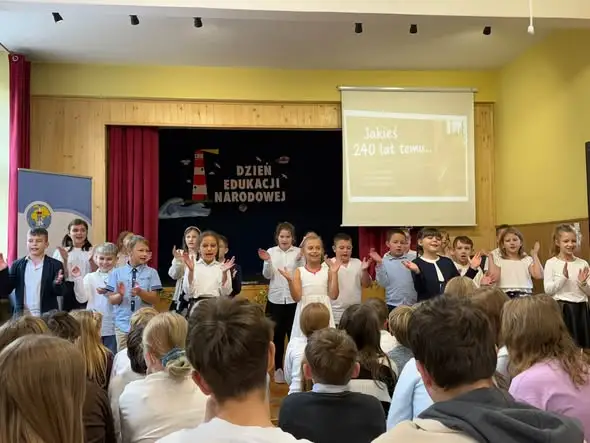 Dzień Edukacji Narodowej w SP21 Zabrze: uczniowie klasy III „a” zabrali szkołę w podróż w przyszłość